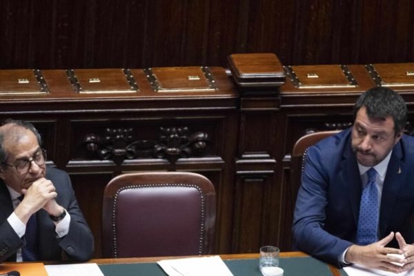 I ministri dell'Interno, Matteo Salvini, e dell'Economia e delle Finanze, Giovanni Tria (S), nel corso del question time a Montecitorio, Roma, 12 giugno 2019.   ANSA/MAURIZIO BRAMBATTI
