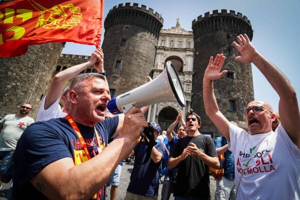 Un gruppo di lavoratori della Whirlpool all'esterno del Maschio Angioino, dove è in corso una seduta straordinaria del consiglio comunale sulla vertenza Whirpool, Napoli, 11 giugno 2019. ANSA/CESARE ABBATE