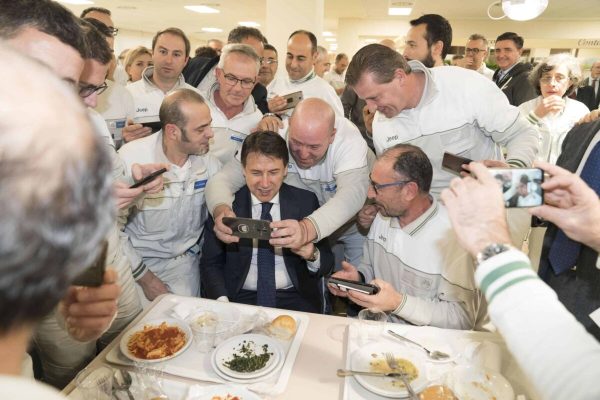 Il presidente del Consiglio, Giuseppe Conte, a pranzo durante la visita allo stabilimento Fca di Melfi (Potenza), 25 novembre 2019. ANSA/FILIPPO ATTILI/US PALAZZO CHIGI ++ NO SALES, EDITORIAL USE ONLY ++