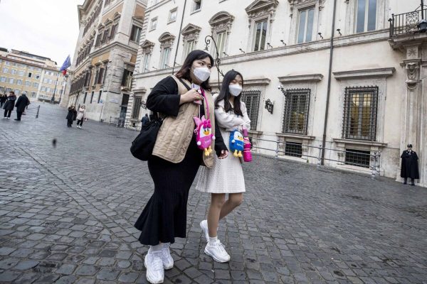 Turisti cinesi con la mascherina a piazza Colonna. Roma 29 gennaio 2020.    ANSA/MASSIMO PERCOSSI