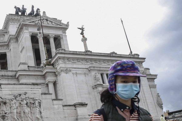 Una turista asiatica con mascherina davanti all'Altare della Patria, Roma 2 febbraio 2020. ANSA/FABIO FRUSTACI