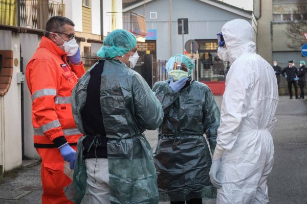 Carabinieri del NAS e personale medico specializzato prelevano dalla loro casa di Castiglione dAdda i genitori di uno dei contagiati dal coronavirus, 22 febbraio 2020. Ansa/Matteo Corner