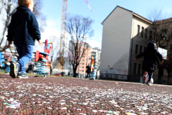 Alcuni bambini giocano in un parco giochi in via Gattamelata a Milano. Da inizio settimana le scuole e le universit lombarde sono chiuse per contrastare la diffusione del Corona Virus.  Milano,  26 Febbraio 2020.
ANSA / MATTEO BAZZI