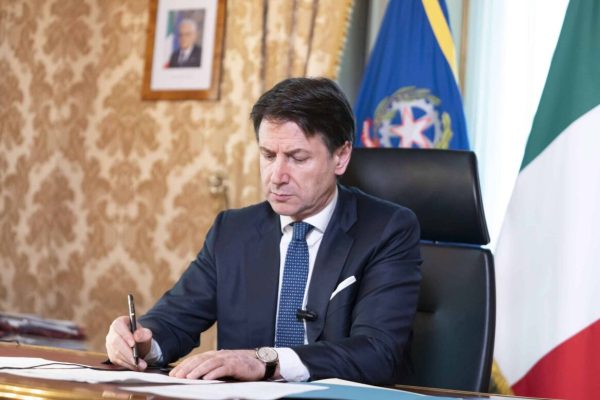 epa08287483 A handout photo made available by the Chigi Palace Press Office shows Italian Prime Minister Giuseppe Conte in his office after announcing new restrictions to contrast the spread of Coronavirus, at Chigi Palace in Rome, Italy, 11 March 2020.  EPA/FILIPPO ATTILI/CHIGI PALACE / HANDOUT  HANDOUT EDITORIAL USE ONLY/NO SALES HANDOUT EDITORIAL USE ONLY/NO SALES