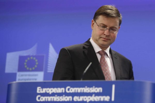 epa04625273 Latvia's Valdis Dombrovskis, European Commission Vice-President in charge of the Euro and Social Dialogue, arrives for a press conference at the EU Commission headquarters, in Brussels, Belgium, 18 February 2015. Dombrovski presented the outcome of the European commission weekly meeting.  EPA/OLIVIER HOSLET