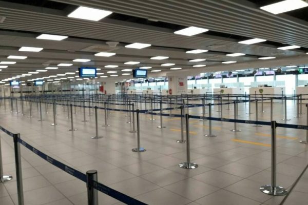 L'area imbarchi "E" dell'aeroporto Leonardo Da Vinci di Fiumicino che da oggi non sarà invece più utilizzata, Roma, 27 Marzo 2020. La società di gestione Aeroporti di Roma ha predisposto un ulteriore piano di ridimensionamento dell'operatività dei terminal passeggeri di Fiumicino. Tutte le operazioni di check-in, i controlli di sicurezza e la riconsegna bagagli, infatti, saranno effettuati al Terminal 3. ANSA/TELENEWS