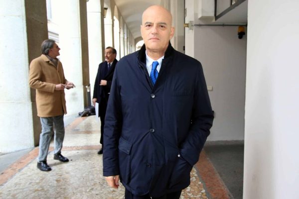 L'ad di Eni, Claudio Descalzi, al termine del Consiglio di Amministrazione e Assemblea del Teatro alla Scala, si è riunito questa mattina per il rinnovo del Cda a Milano, 18 febbraio 2020. Allianz, che è diventata socio fondatore permanente della Scala nel febbraio 2018 prende il posto di Mapei. ANSA / PAOLO SALMOIRAGO