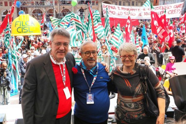 I segretari nazionali di Cgil, Uil e Cisl Maurizio Landini, Carmelo Barbagallo e Annamaria Furlan al termine del comizio sul palco di piazza Maggiore alla manifestazione nazionale festa del Primo Maggio a Bologna. 1 Maggio 2019. ANSA/GIORGIO BENVENUTI