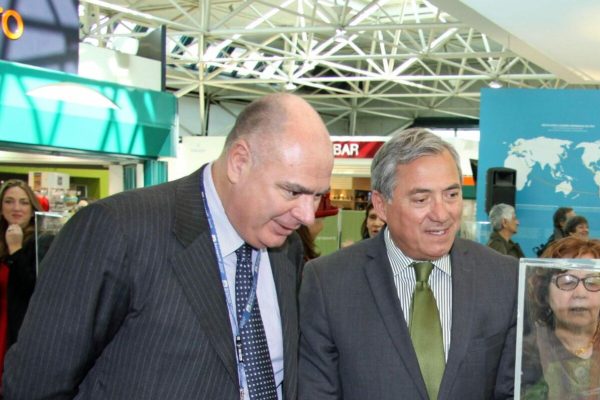 Massimiliano Paolucci, Direttore delle Relazioni esterne di Aeroporti di Roma (S), e Fernando Ayala, ambasciatore del Cile in Italia, durante l'inaugurazione al Terminal 3  dell'aeroporto di Fiumicino della mostra dedicata al Cile, anteprima dell'Expo di Milano, 10 marzo 2015. ANSA/ TELENEWS