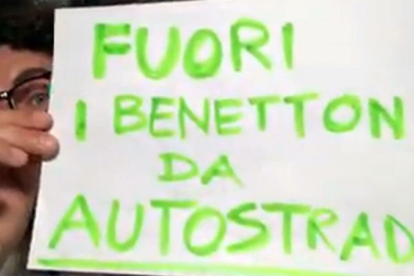 Il fermo immagine mostra Danilo Toninelli in un video pubblicato sul suo profilo Facebook.
FACEBOOK DANILO TONINELLI
+++ ATTENZIONE LA FOTO NON PUO' ESSERE PUBBLICATA O RIPRODOTTA SENZA L'AUTORIZZAZIONE DELLA FONTE DI ORIGINE CUI SI RINVIA +++ ++ HO - NO SALES, EDITORIAL USE ONLY ++