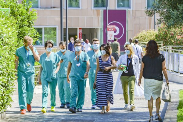 Personale medico all'esterno dell'Ospedale San Raffaele dove è ricoverato l'imprenditore Flavio Briatore, 70 anni, dopo aver contratto il coronavirus, Milano, 25 Agosto 2020. ANSA/ANDREA FASANI