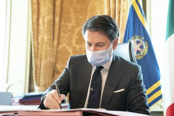 Il premier Giuseppe Conte firma il nuovo dpcm a palazzo Chigi aRoma, 13 ottobre 2020.
ANSA/GOVERNO.IT EDITORIAL USE ONLY NO SALES