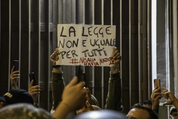 October 23, 2020, Napoli, CAMPANIA, ITALIA: 23/10/2020 Naples, the Neapolitans at the triggering of the curfew imposed by the governor Vincenzo De Luca rebels and thousands of people take to the streets and scuffles break out with the police (Credit Image: © Fabio Sasso/ZUMA Wire)