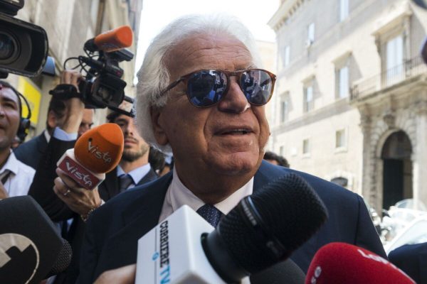 L'ex senatore Denis Verdini intercettato dai cronisti nei pressi del Senato, a due passi dalla riunione del leader leghista Matteo Salvini con il gruppo al Senato, Roma, 20 agosto 2019. ANSA/ANGELO CARCONI