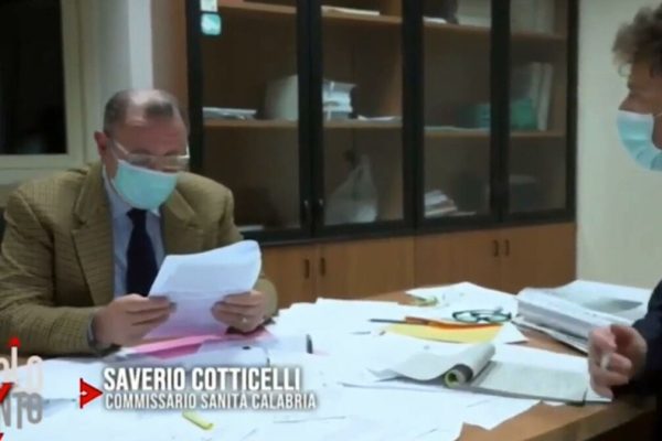 Il commissario ad acta per la Sanita' in Calabria, generale Saverio Cotticelli , durante l'intervista alla trasmissione di Raitre "Titolo V", 7 novembre 2020.  ANSA/TITOLO V +++ATTENZIONE LA FOTO NON PUO' ESSERE PUBBLICATA O RIPRODOTTA SENZA L'AUTORIZZAZIONE DELLA FONTE DI ORIGINE CUI SI RINVIA+++