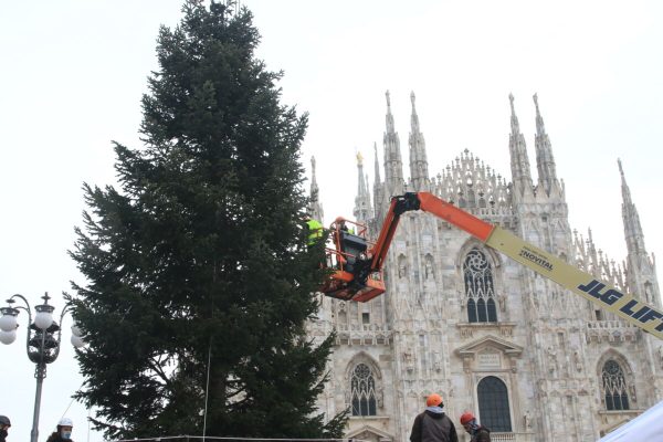 Montaggio dell ' Albero di Natale, "Albero del Dono " sponsor Coca Cola, in Piazza de Duomo , a cura di Balich Communication, Milano, 30 novembre 2020, ANSA / PAOLO SALMOIRAGO