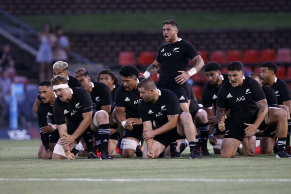 epa08847454 All Blacks perform the Haka before the Tri Nations rugby match between the Argentina Pumas and New Zealand All Blacks at McDonald Jones Stadium in Newcastle, Australia, 28 November 2020.  EPA/DARREN PATEMAN EDITORIAL USE ONLY AUSTRALIA AND NEW ZEALAND OUT