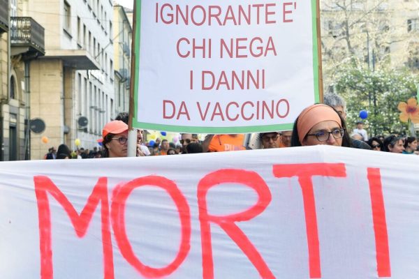 Partecipanti alla manifestazione No Vax a Torino, 23 marzo 2019.
ANSA/ALESSANDRO DI MARCO