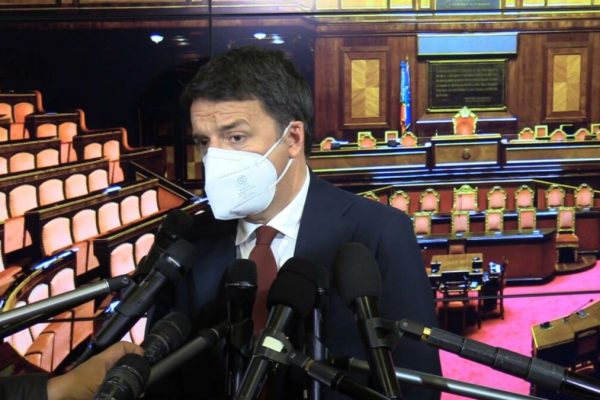 Il leader di Italia Viva, Matteo Renzi, risponde alle domande dei giornalisti a margine della conferenza stampa al Senato a Roma, 28 dicembre 2020.
ANSA/ALANEWS