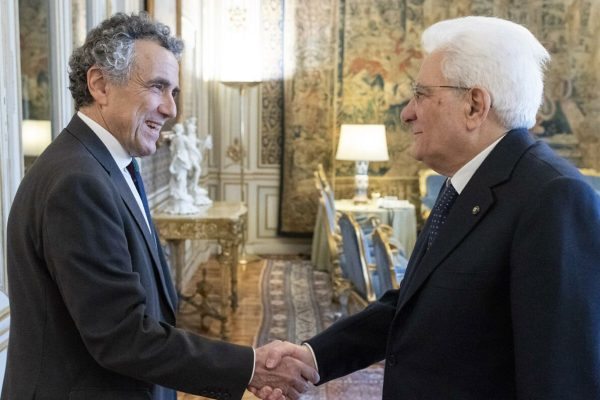 Il Presidente della Repubblica Sergio Mattarella accoglie al Palazzo del Quirinale Fabrizio Barca(S) in occasione dell'incontro con una delegazione dei promotori del Forum Disuguaglianze e Diversità, Roma 20 marzo 2019. ANSA/PAOLO GIANDOTTI UFFICIO STAMPA QUIRINALE ++ HO ? NO SALES EDITORIAL USE ONLY++