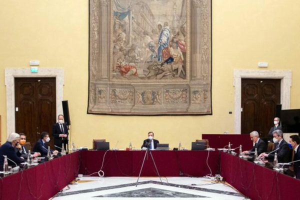 "#Consultazioni, il Presidente del Consiglio incaricato Mario #Draghi incontra a #Montecitorio la delegazione di @noiconitalia, USEI, 
@CambiamoConToti, Alleanza di centro e Idea e Cambiamo. #OpenCamera" così un tweet postato sul profilo Facebook della Camera dei Deputati, 04 febbraio 2021.
TWITTER CAMERA DEI DEPUTATI
+++ ATTENZIONE LA FOTO NON PUO' ESSERE PUBBLICATA O RIPRODOTTA SENZA L'AUTORIZZAZIONE DELLA FONTE DI ORIGINE CUI SI RINVIA +++ ++ HO - NO SALES, EDITORIAL USE ONLY ++