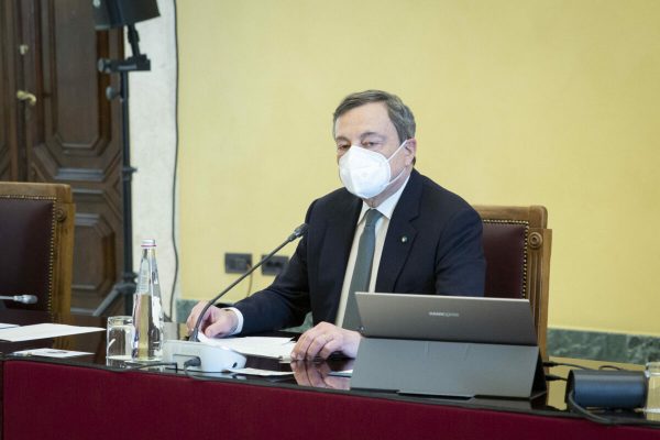 E' in corso da un'ora il colloquio tra la presidente di Fratelli d'Italia, Giorgia Meloni e il premier incaricato Mario Draghi nel secondo giro di consultazioni. Per la delegazione di FdI ci sono anche i capigruppo di Camera e Senato, rispettivamente Francesco Lollobrigida e Luca Ciriani. Meloni ha detto più volte che non intende votare la fiducia a un eventuale governo dell'ex presidente della Bce, unico partito che resterebbe così all'opposizione.
ANSA/CAMERA DEI DEPUTATI EDITORIAL USE ONLY NO SALES