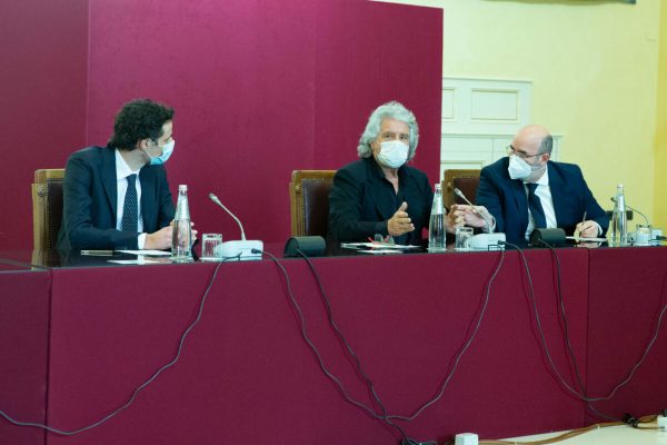 La delegazione del Movimento Cinque Stelle guidata da Beppe Grillo  durante l'incontro con il premier incaricato Mario Draghi a Roma, 6 febbraio 2021.
ANSA/CAMERA DEI DEPUTATI EDITORIAL USE ONLY NO SALES