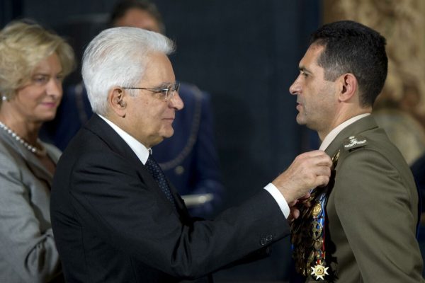 Il Presidente della Repubblica Sergio Mattarella  consegna l' insegna dell'Ordine Miilitare d'Italia al Generale di Divisione Francesco Paolo Figliuolo in occasione del Giorno dell'Unità Nazionale e Giornata delle Forze Armate,a Roma, 3 novembre 2016.
ANSA/Paolo Giandotti - Ufficio per la Stampa e la Comunicazione della Presidenza della Repubblica EDITORIAL USE ONLY