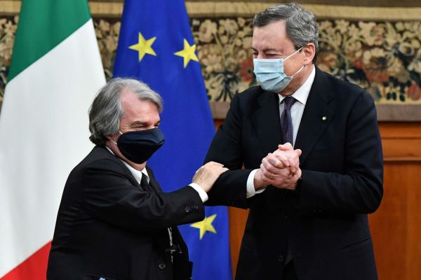 Il presidente del Consiglio, Mario Draghi, e il ministro per la Pubblica Amministrazione, Renato Brunetta (S), durante la firma del ''Patto per l'innovazione del lavoro pubblico e la coesione social'', a palazzo Chigi, Roma, 10 marzo 2021.   ANSA/ETTORE FERRARI