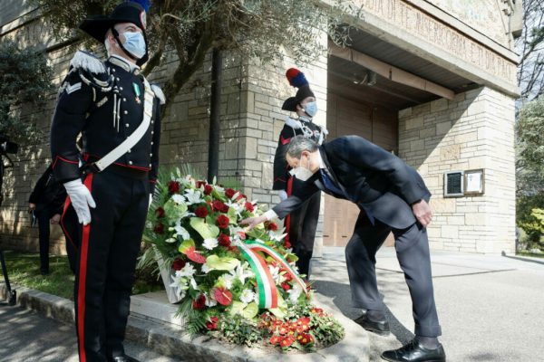 This handout photo provided by the Chigi Palace Press Office shows Italian Premier Mario Draghi attending a ceremony at the monumental cemetery in memory of the victims of the Covid-19 pandemic, in Bergamo, northern Italy, 18 March 2021. Italy is marking the first day of national remembrance for the victims of COVID-19. ANSA/ CHIGI PALACE PRESS OFFICE/ FILIPPO ATTILI +++ ANSA PROVIDES ACCESS TO THIS HANDOUT PHOTO TO BE USED SOLELY TO ILLUSTRATE NEWS REPORTING OR COMMENTARY ON THE FACTS OR EVENTS DEPICTED IN THIS IMAGE; NO ARCHIVING; NO LICENSING +++