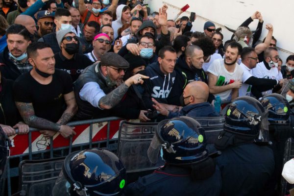 Clashes with Police during the demonstration of traders, shopkeepers and restaurateurs next to the Chamber of Deputies in piazza Montecitorio, Rome, Italy, 6 April 2021.
   MAURIZIO BRAMBATTI/ANSA