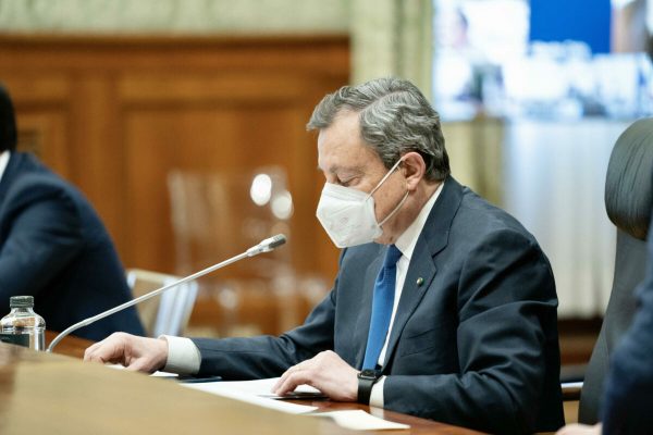 This handout photo made available by the Chigi Palace Press Office shows Italian Prime Minister Mario Draghi during a meeting with the leaders of
Italy's towns, cities, provinces and regions, in Rome, Italy, 08 April 2021. Premier Mario Draghi told local government representatives including regional governors Thursday that the government's 200 billion euro post-COVID Recovery Plan represented a "unique opportunity" and they must spend the money well.
ANSA/ CHIGI PALACE PRESS OFFICE/ FILIPPO ATTILI
+++ ANSA PROVIDES ACCESS TO THIS HANDOUT PHOTO TO BE USED SOLELY TO ILLUSTRATE NEWS REPORTING OR COMMENTARY ON THE FACTS OR EVENTS DEPICTED IN THIS IMAGE; NO ARCHIVING; NO LICENSING +++