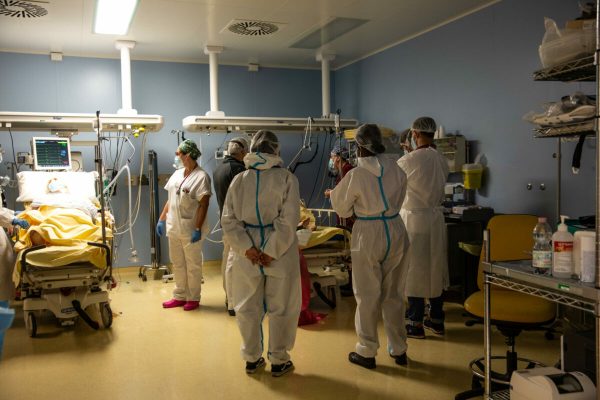 Operatori sanitari, che indossano tute protettive mediche e mascherine, al lavoro nella  terapia intensiva dell'Ospedale Sant'Orsola di Bologna, 12 novembre 2020. Ieri in Italia è stata superata la soglia dei  600.000 casi attualmente positivi, tra casi  in isolamento domiciliare, ricoverati con sintomi e in terapia intensiva. Questo dato è  importante perché, un'epidemia si definisce 'fuori controllo' nel momento in cui i positivi superano l'1% della popolazione e ieri, oltre ad aver sperato il milione di casi da inizio pandemia, in Italia è stato superata questa soglia di popolazione attualmente con infezione da Sars-Cov-2. Ansa/Max Cavallari