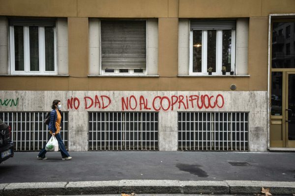 Scritte contro il lockdown e il coprifuoco in viale dei Mille a Milano, 3 novembre 2020.  ANSA/Matteo Corner