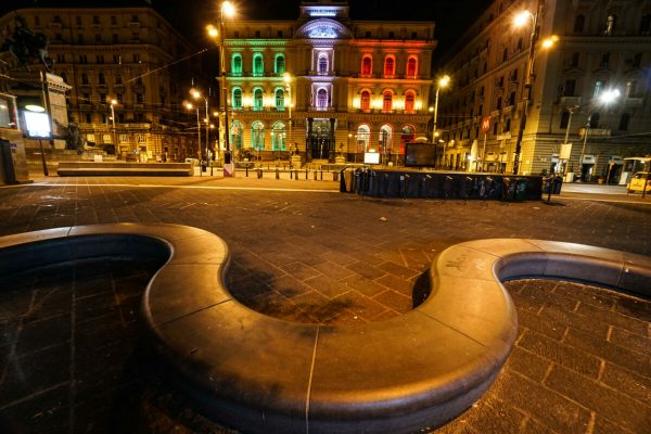 Il palazzo della Borsa di Napoli, simbolo dell'economia del territorio illuminato con i colori della bandiera italiana a Napoli 24 Aprile 2020. ANSA/CESARE ABBATE/