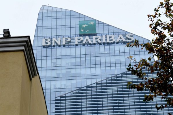 Il grattacielo Torre Diamante (detta anche Diamantone o Diamond Tower), nel Centro Direzionale di Milano, tra viale della Liberazione, attualmente sede delle società italiane del Gruppo BNP Paribas 3 novembre 2020.Nel terzo trimestre dell'anno l'utile netto del gruppo Bnp Paribas è stato di 1.894 milioni, con una flessione del 2,3% rispetto al terzo trimestre 2019. Al netto degli elementi straordinari si attesta a 1.940 milioni di euro, con un calo dell'8,3%. Al 30 settembre il "common equity Tier 1 ratio" di gruppo è pari al 12,6% ed è in aumento di 20 punti base rispetto al 30 giugno 2020, in particolare grazie all'accantonamento nelle riserve del risultato del trimestre. Le riserve di liquidità immediatamente disponibili del gruppo ammontano a 472 miliardi, "equivalenti ad oltre un anno di margine di manovra rispetto alle risorse di mercato". ANSA/DANIEL DAL ZENNARO