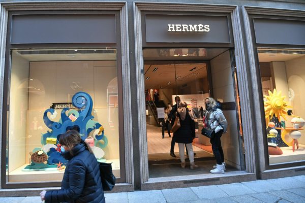 La vetrina del negozio di Hermes in via della Spiga, nel quadrilatero dela moda di MIlano, 19 febbraio 2021. Nel 2020 i ricavi consolidati del gruppo Hermes hanno raggiunto i 6.389 milioni di euro (-6% a cambi costanti) e sono tornati a crescere nel secondo semestre, per arrivare a segnare un +16% nell'ultimo trimestre. L'utile operativo ricorrente è stato di 1,9 miliardi, pari al 31% delle vendite e l'utile netto di 1,385 miliardi (-9%). Risultati oltre le attese degli analisti. ANSA/DANIEL DAL ZENNARO