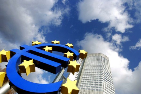 20090709 - FIN - FRANCOFORTE - BCE: RIPRESA IN 2010; AIUTI BANCHE NON PESANO SU CONTI ITALIA - Una foto d'archivio della sede della Banca centrale europea del 13 gennaio 2005. L'economia di Eurolandia tornera' a crescere entro la meta' del 2010, secondo le previsioni della Bce ci sara' una ''persistente'' debolezza nel resto del 2009 e, dopo una fase di stabilizzazione, la ripresa. Per la Bce le misure anticrisi prese a sostegno di banche e del sistema finanziario provocheranno quest'anno un incremento medio del debito pubblico pari al 3,3% del Pil in Eurolandia. In Italia, Cipro, Malta,  Lussemburgo e Slovacchia pero', l'impatto sara' pari a zero vista l'assenza di aumenti di capitale o acquisizioni di attivita' direttamente a carico dello stato. ANSA/ARNE DEDERT/GID
