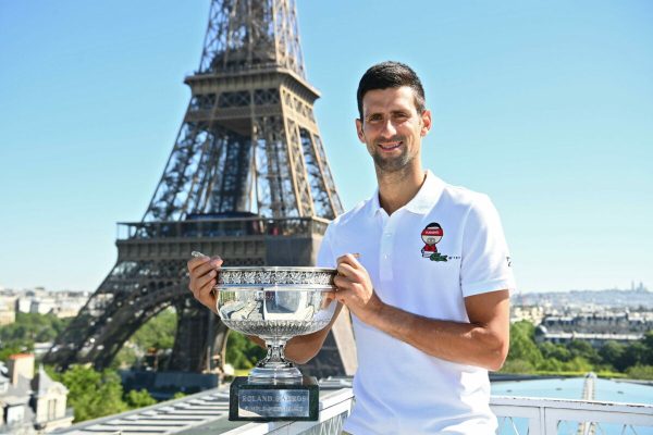 epa09269574 Serbia's Novak Djokovic poses with the trophy in front of the Eiffel tower in Paris, France, 14 June 2021, during a photocall one day after winning the Roland Garros 2021 French Open tennis tournament.  EPA/CHRISTOPHE ARCHAMBAULT / POOL  MAXPPP OUT