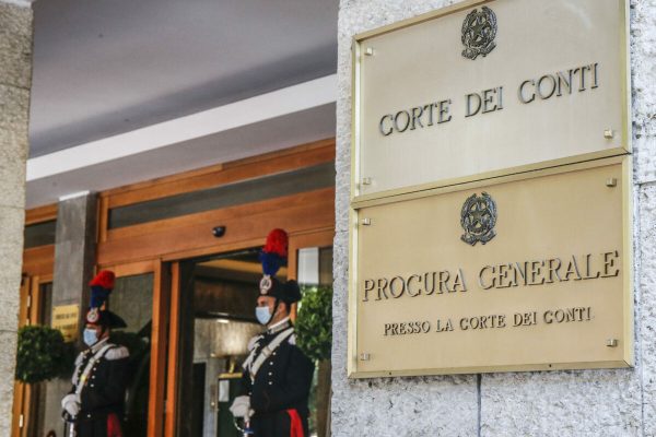 L'ingresso della Corte dei Conti durante la cerimonia di parificazione del rendiconto generale dello Stato per lesercizio finanziario 2019, Roma 23 giugno 2020. ANSA/FABIO FRUSTACI