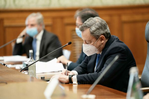 Un momento della cabina di regia a Palazzo Chigi per fare il punto sul decreto sul blocco dei licenziamenti presieduta dal premier Mario Draghi, Roma, 28 giugno 2021.
ANSA/ UFFICIO STAMPA PALAZZO CHIGI/ FILIPPO ATTILI
+++ ANSA PROVIDES ACCESS TO THIS HANDOUT PHOTO TO BE USED SOLELY TO ILLUSTRATE NEWS REPORTING OR COMMENTARY ON THE FACTS OR EVENTS DEPICTED IN THIS IMAGE; NO ARCHIVING; NO LICENSING +++