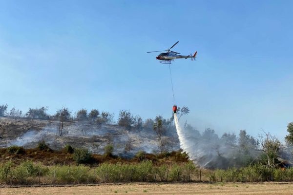 Un incendio nella zona di campagna di Maccarese. Sul posto, lungo via dei Collettori e via delle Tamerici, sono intervenute squadre dei vigili del fuoco, elicotteri e protezione civile di Fiumicino, 2 settembre 2021.
ANSA/LUCIANO DEL CASTILLO