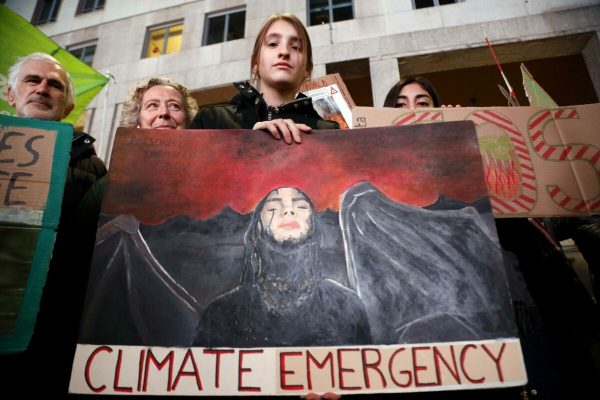 Il presidio di Fridays for Future in solidarieta' alle persone colpite dagli incendi australiani davanti al consolato australiano a Milano, 17 gennaio 2020.ANSA/Mourad Balti Touati