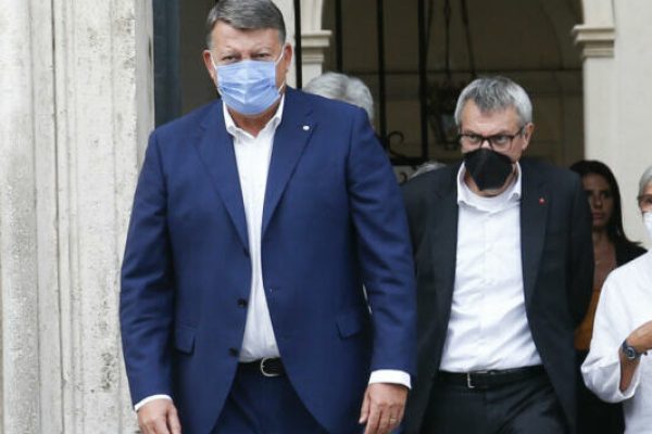 Pierpaolo Bombardieri (S), segretario generale UIL, Maurizio Landini, segretario generale CGIL, escono da palazzo Chigi al termine dellincontro con il premier Mario Draghi sullobbligo del green pass sul posto di lavoro, Roma 15 settembre 2021. ANSA/FABIO FRUSTACI