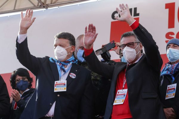 Il segrtetario generale della Uil Pierpaolo Bombardieri (s) e della Cgil Maurizio Landini a Piazza del Popolo durante la manifestazione indetta da Cgil-Uil, Roma, 16 Dicembre 2021. ANSA/GIUSEPPE LAMI