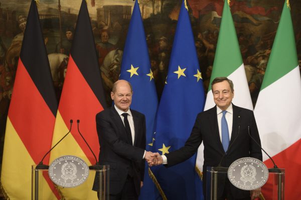 (211220) -- ROME, Dec. 20, 2021 (Xinhua) -- Italian Prime Minister Mario Draghi (R) shakes hands with German Chancellor Olaf Scholz at a joint press conference in Rome, Italy, on Dec. 20, 2021. Italy and Germany are likely to bring their positions closer on how they respectively look at the European Union's fiscal rules, Italian Prime Minister Mario Draghi said on Monday after his first meeting with Germany's new chancellor Olaf Scholz. (Str/Xinhua)