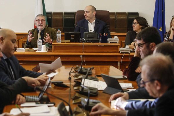 Marco Guido Ponti, responsabile commissione analisi costi-benefici TAV (s) e Alessandro Morelli, Lega (centro) durante l'audizione presso la Commissione Trasporti della Camera dei Deputati sull'analisi costi-benefici per la realizzazione dell'asse ferroviario Torino-Lione, Roma 13 febbraio 2019. ANSA/FABIOFRUSTACI