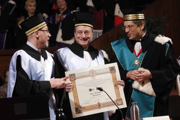 President of the European Central Bank (ECB), Mario Draghi, with the Rector professor Francesco Ubertini (R) during the ceremony for the delivery of the honorary degree in Jurisprudence at the university in Bologna, Italy, 22 February 2019.
ANSA/GIORGIO BENVENUTI