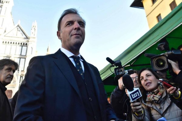 Il sindaco di Padova Massimo Bitonci in piazza Santa Croce, nel centro storico di Firenze, in occasione della manifestazione indetta dal Carroccio per il no al referendum costituzionale, 12 novembre 2016. Il leghista Bitonci è stato sfiduciato oggi dalla maggioranza dei consiglieri comunali a Padova, che hanno fatto così cadere la sua giunta. ANSA/ MAURIZIO DEGL'INNOCENTI