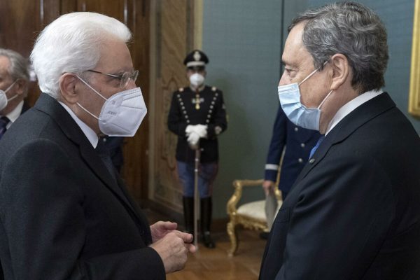 Il Presidente della Repubblica Sergio Mattarella  con Mario Draghi, Presidente del Consiglio dei Ministri, in occasione della cerimonia per lo scambio degli auguri di fine anno con i rappresentanti delle istituzioni, delle forze politiche e della società civile, Roma, 20 dicembre 2021.
ANSA/ UFFICIO STAMPA QUIRINALE/ PAOLO GIANDOTTI
+++ ANSA PROVIDES ACCESS TO THIS HANDOUT PHOTO TO BE USED SOLELY TO ILLUSTRATE NEWS REPORTING OR COMMENTARY ON THE FACTS OR EVENTS DEPICTED IN THIS IMAGE; NO ARCHIVING; NO LICENSING +++